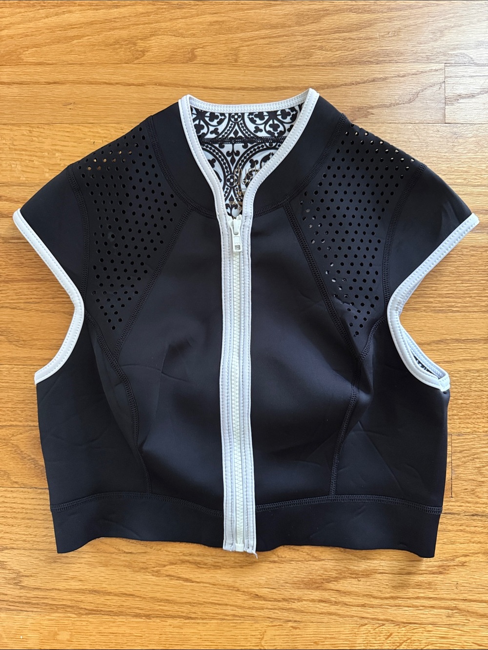 Duskii Black Neoprene Zip Front Crop Top Cap Sleeve Vest with White Trim M